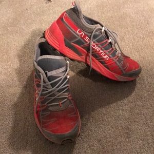 La sportive hiking tennis shoes
